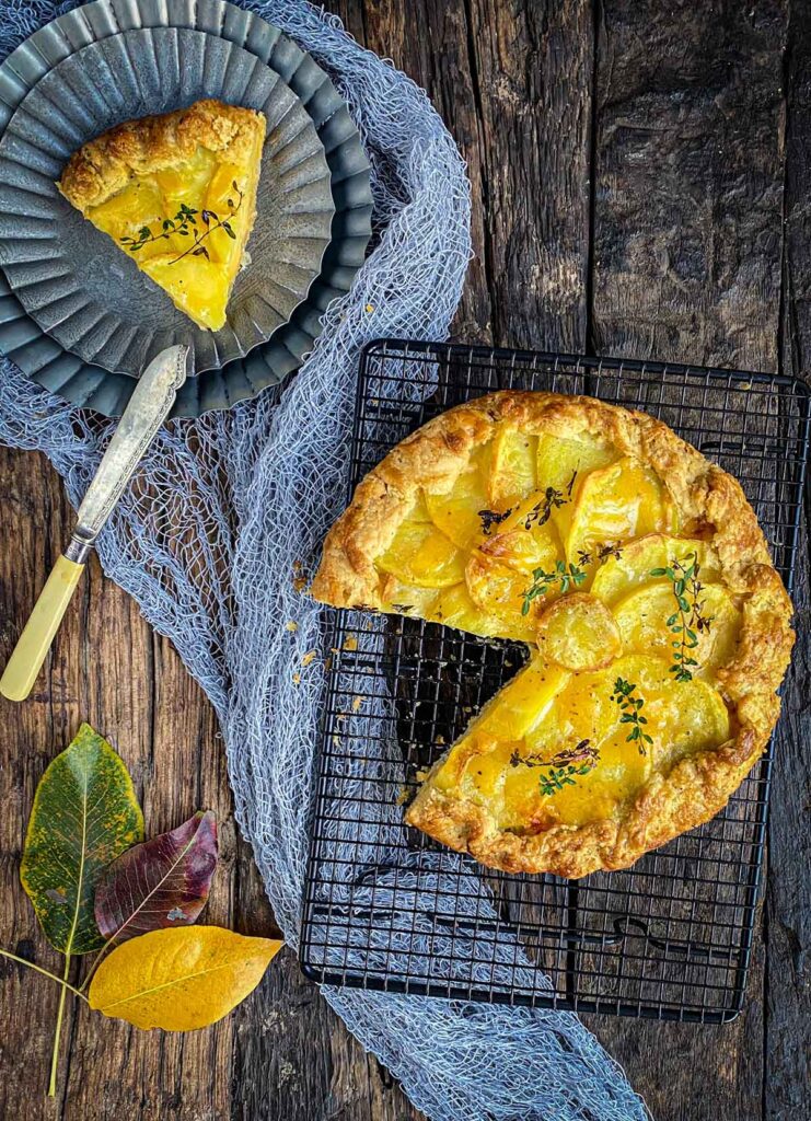 Slani tart sa krompirom, sirom i prazilukom biće prijatno iznenađenje za Vas — lako ga je napraviti a rezultat je fantastičan!