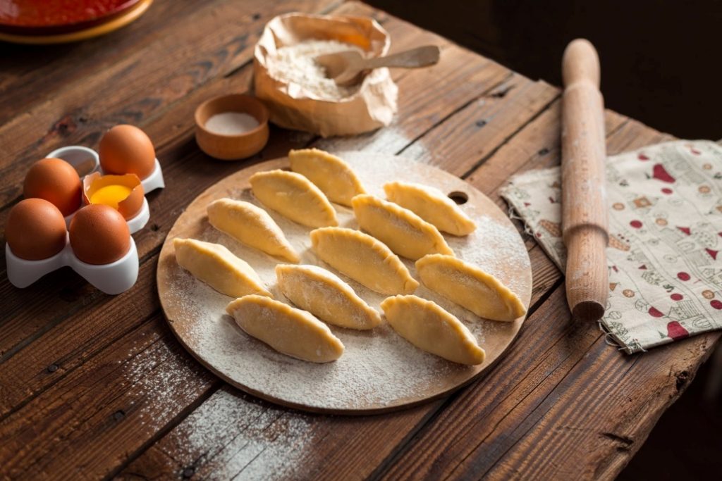 Paketići od testa se prave od raznih vrsta brašna, a najpopularniji su tortelini i ravioli iz Italije i gyoze iz Japana